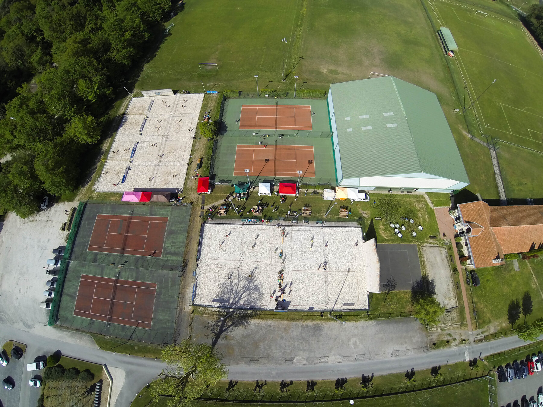 Vue aérienne des installations de tennis et beach-tennis des Coqs Rouges à Gradignan